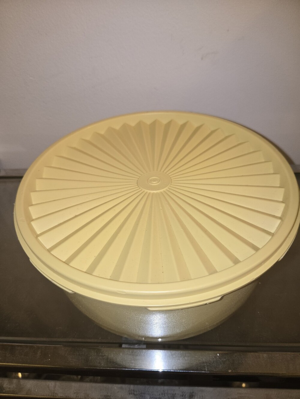 Vintage Tupperware Cake Taker Pie Carrier Yellow Sunburst Lid 1204 1205 USA